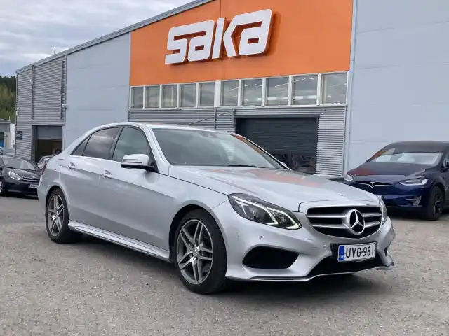 Harmaa Sedan, Mercedes-Benz E – UVG-981