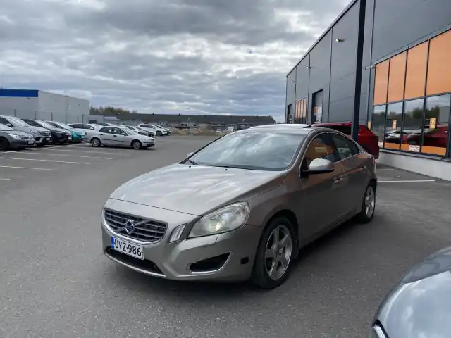 Ruskea Sedan, Volvo S60 – UVZ-986