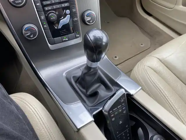 Ruskea Sedan, Volvo S60 – UVZ-986