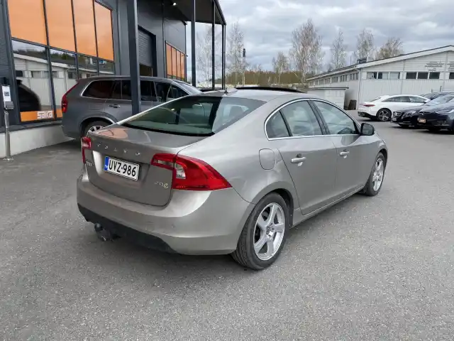 Ruskea Sedan, Volvo S60 – UVZ-986