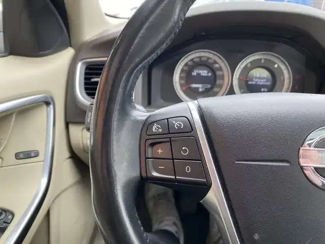 Ruskea Sedan, Volvo S60 – UVZ-986