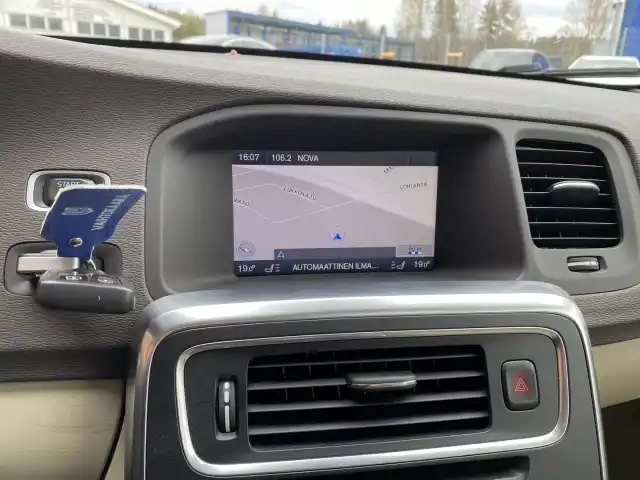 Ruskea Sedan, Volvo S60 – UVZ-986