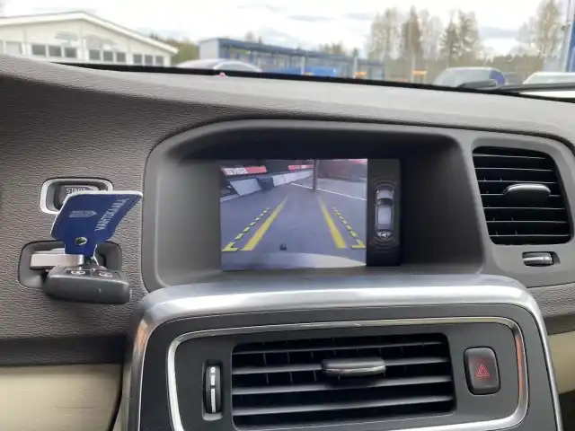 Ruskea Sedan, Volvo S60 – UVZ-986