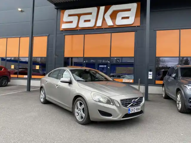 Ruskea Sedan, Volvo S60 – UVZ-986