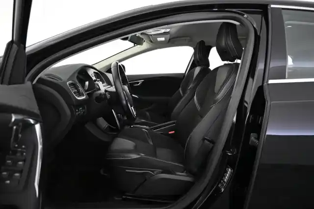 Musta Viistoperä, Volvo V40 – UXG-230