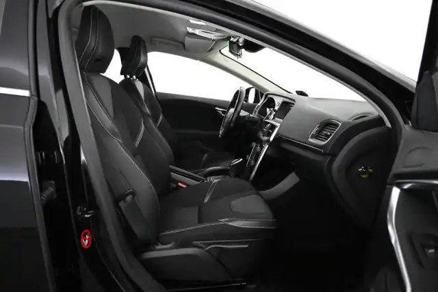Musta Viistoperä, Volvo V40 – UXG-230
