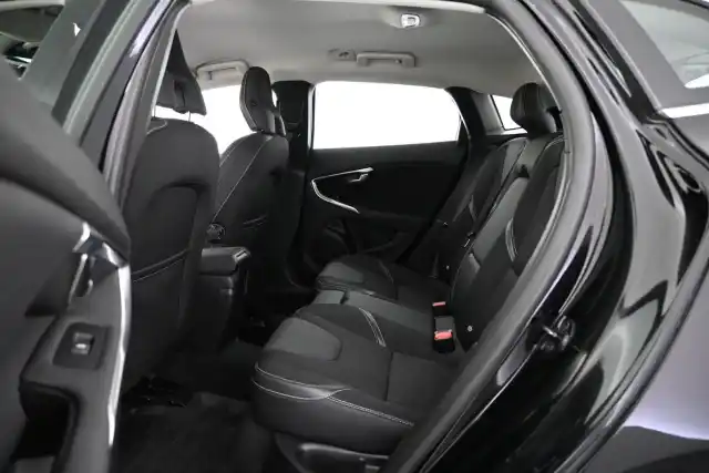 Musta Viistoperä, Volvo V40 – UXG-230