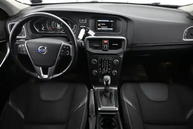 Musta Viistoperä, Volvo V40 – UXG-230
