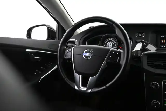 Musta Viistoperä, Volvo V40 – UXG-230