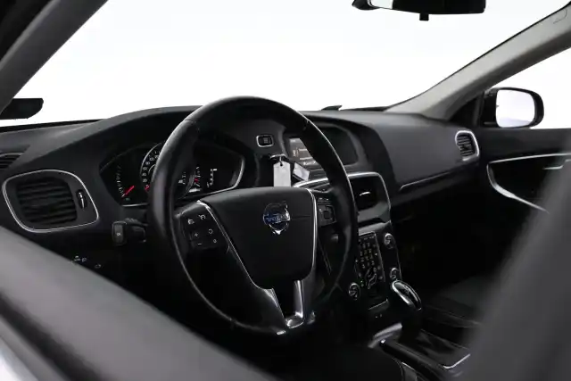 Musta Viistoperä, Volvo V40 – UXG-230