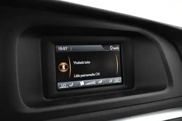 Musta Viistoperä, Volvo V40 – UXG-230