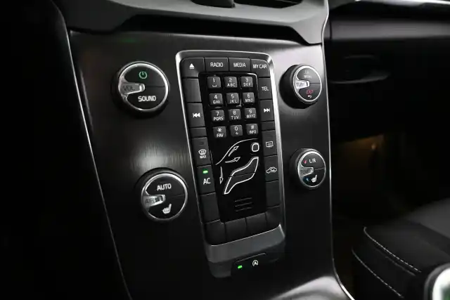 Musta Viistoperä, Volvo V40 – UXG-230
