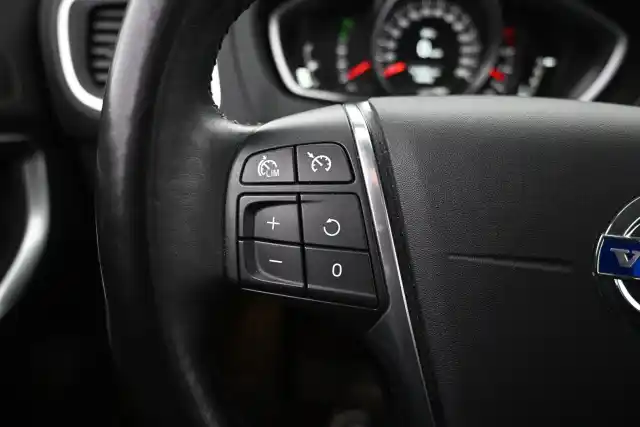 Musta Viistoperä, Volvo V40 – UXG-230