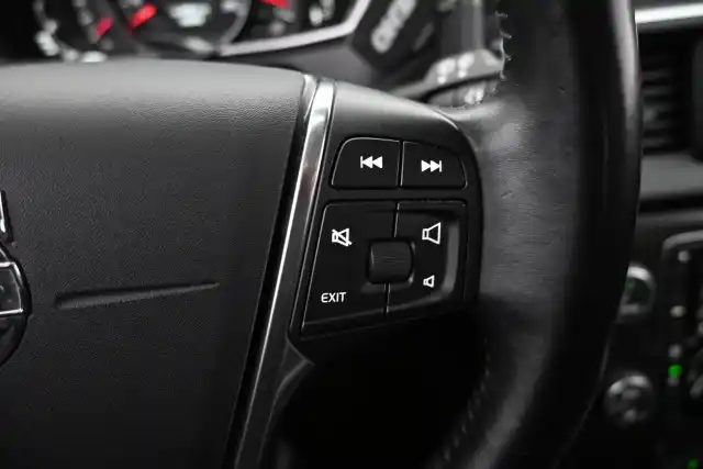 Musta Viistoperä, Volvo V40 – UXG-230