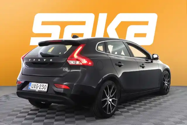 Musta Viistoperä, Volvo V40 – UXG-230