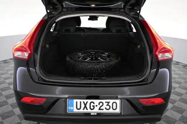 Musta Viistoperä, Volvo V40 – UXG-230