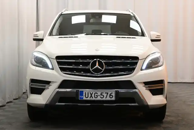 Valkoinen Maastoauto, Mercedes-Benz ML – UXG-576
