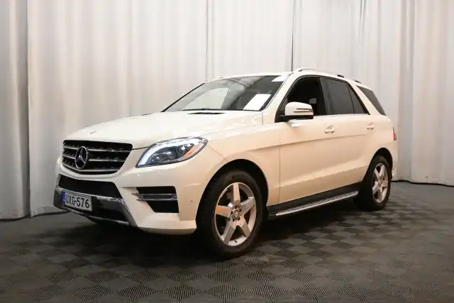 Valkoinen Maastoauto, Mercedes-Benz ML – UXG-576