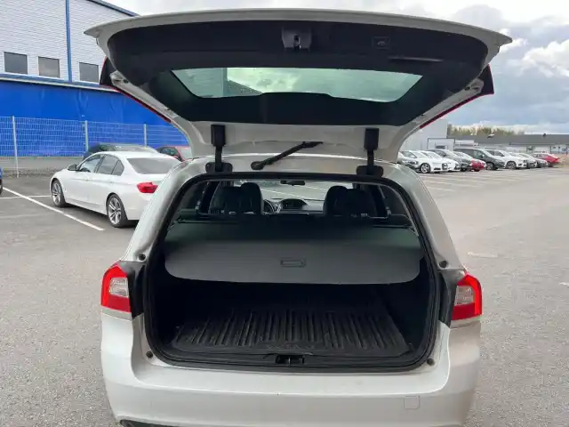 Valkoinen Farmari, Volvo V70 – UXG-600