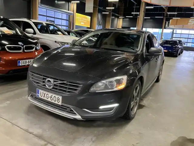 Musta Sedan, Volvo S60 – UXG-608