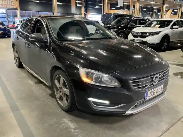 Musta Sedan, Volvo S60 – UXG-608