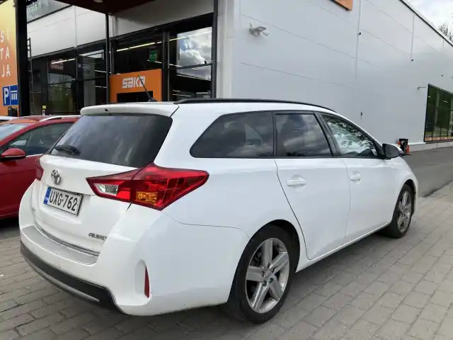 Valkoinen Farmari, Toyota Auris – UXG-762