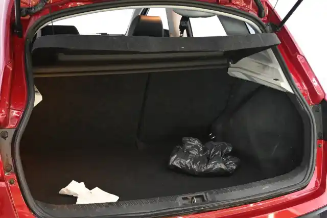 Punainen Maastoauto, Nissan Qashqai – UXG-946