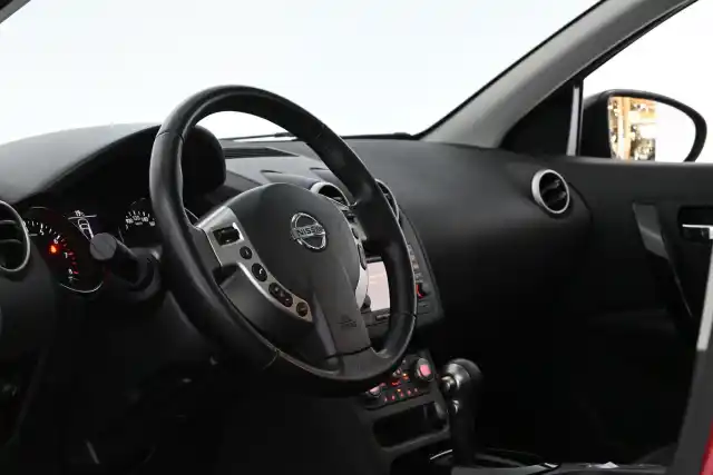 Punainen Maastoauto, Nissan Qashqai – UXG-946