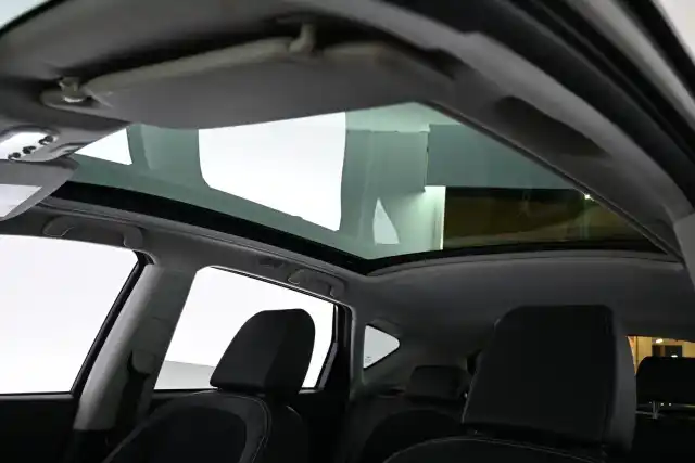 Punainen Maastoauto, Nissan Qashqai – UXG-946