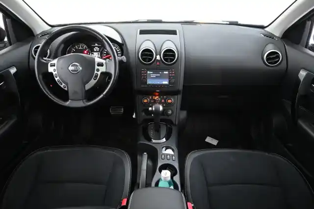 Punainen Maastoauto, Nissan Qashqai – UXG-946