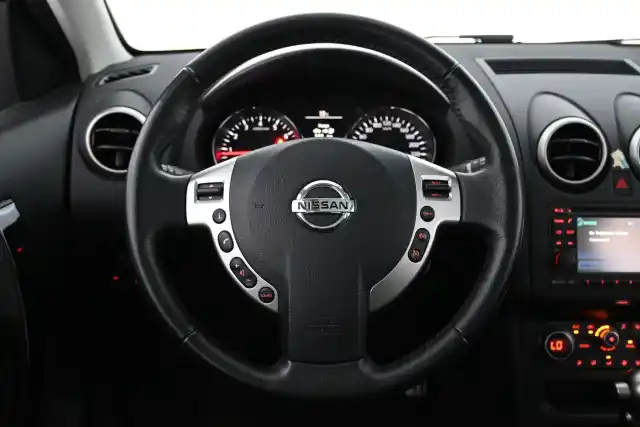 Punainen Maastoauto, Nissan Qashqai – UXG-946