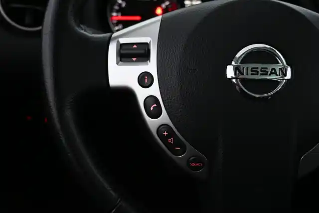 Punainen Maastoauto, Nissan Qashqai – UXG-946