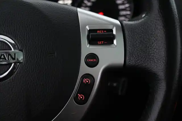 Punainen Maastoauto, Nissan Qashqai – UXG-946