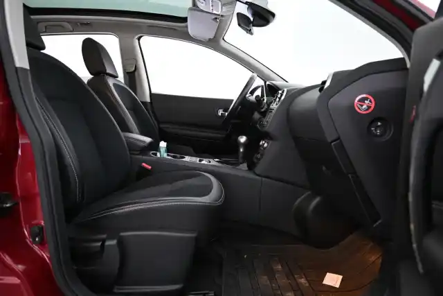 Punainen Maastoauto, Nissan Qashqai – UXG-946