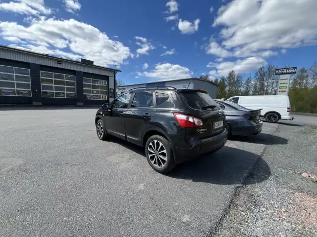 Musta Maastoauto, Nissan Qashqai – UXG-957