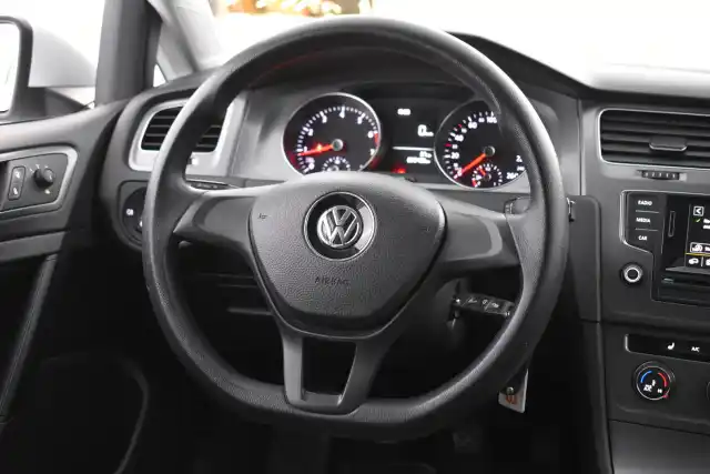 Valkoinen Viistoperä, Volkswagen Golf – UXZ-903