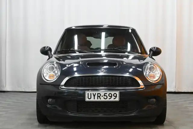 Musta Viistoperä, Mini COOPER S – UYR-599