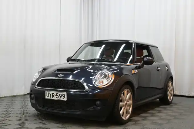 Musta Viistoperä, Mini COOPER S – UYR-599