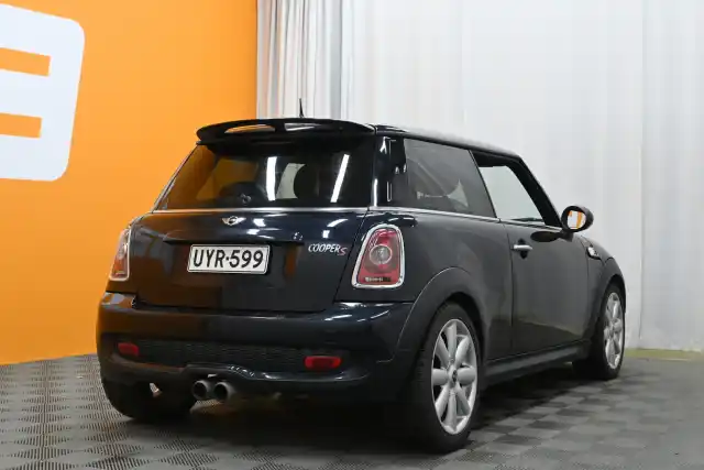 Musta Viistoperä, Mini COOPER S – UYR-599