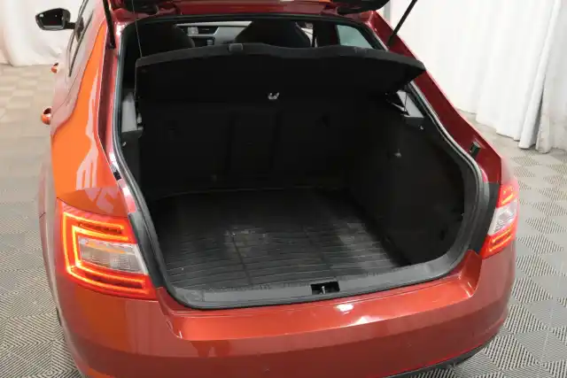Punainen Viistoperä, Skoda Octavia – UYS-311