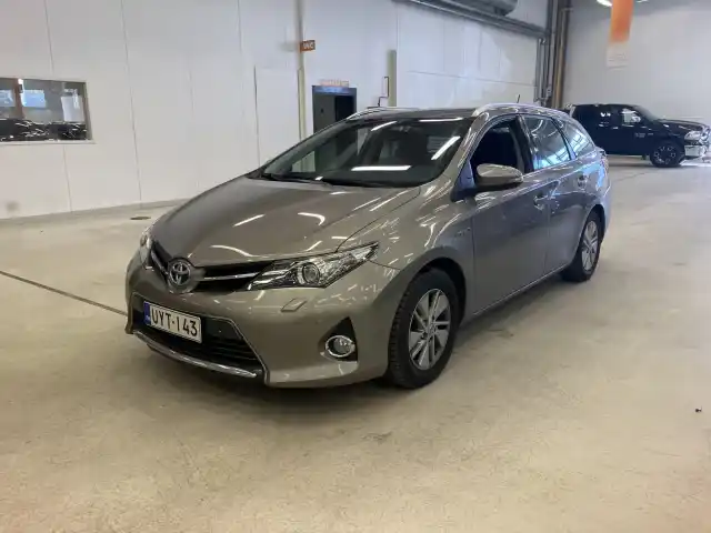 Ruskea (beige) Farmari, Toyota Auris – UYT-143