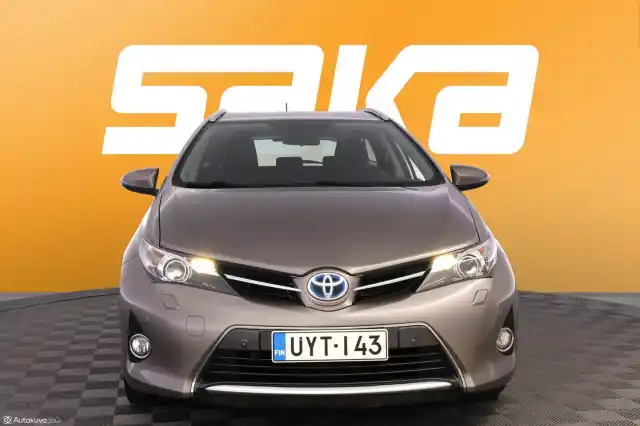 Ruskea (beige) Farmari, Toyota Auris – UYT-143