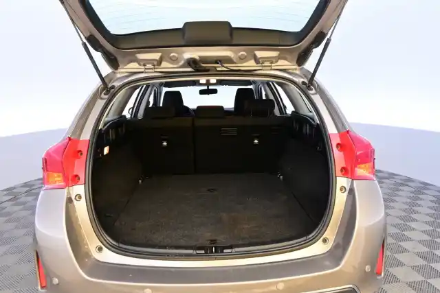 Ruskea (beige) Farmari, Toyota Auris – UYT-143