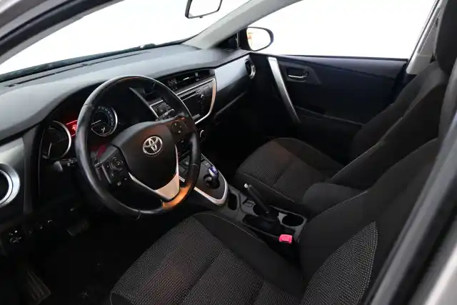 Ruskea (beige) Farmari, Toyota Auris – UYT-143