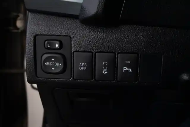 Ruskea (beige) Farmari, Toyota Auris – UYT-143