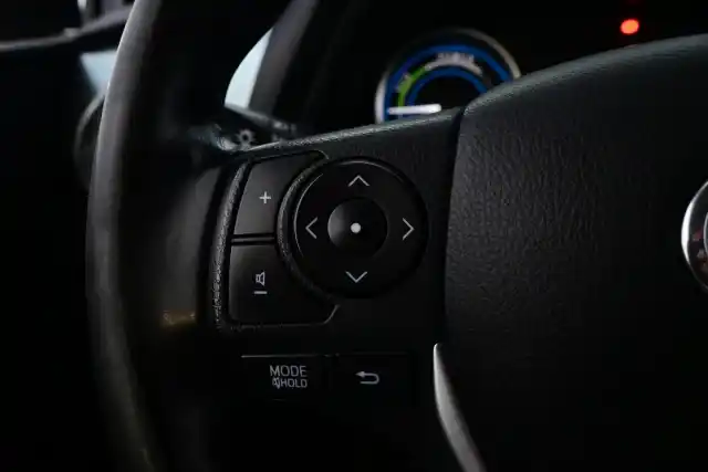 Ruskea (beige) Farmari, Toyota Auris – UYT-143