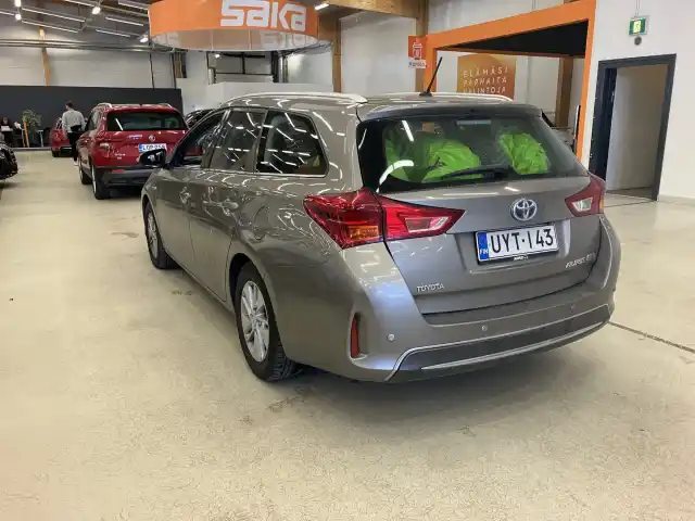 Ruskea (beige) Farmari, Toyota Auris – UYT-143