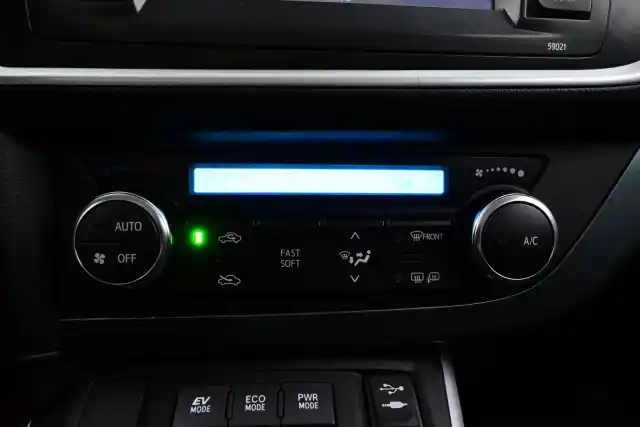 Ruskea (beige) Farmari, Toyota Auris – UYT-143