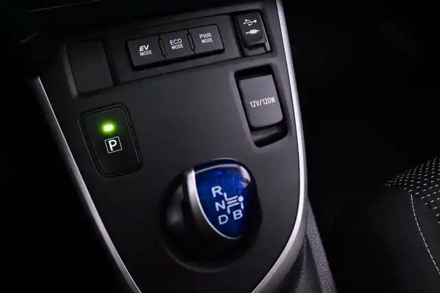 Ruskea (beige) Farmari, Toyota Auris – UYT-143