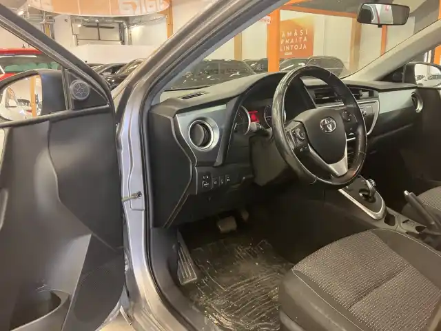Ruskea (beige) Farmari, Toyota Auris – UYT-143